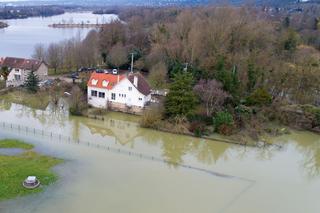 Dom po powodzi. Co zrobić z zalaną podłogą, stropem, ścianami?