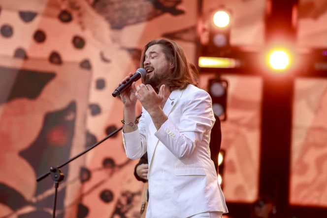 Michał Szpak tak się przejął na scenie, że zgubił mikrofon! Na szczęście nie był sam