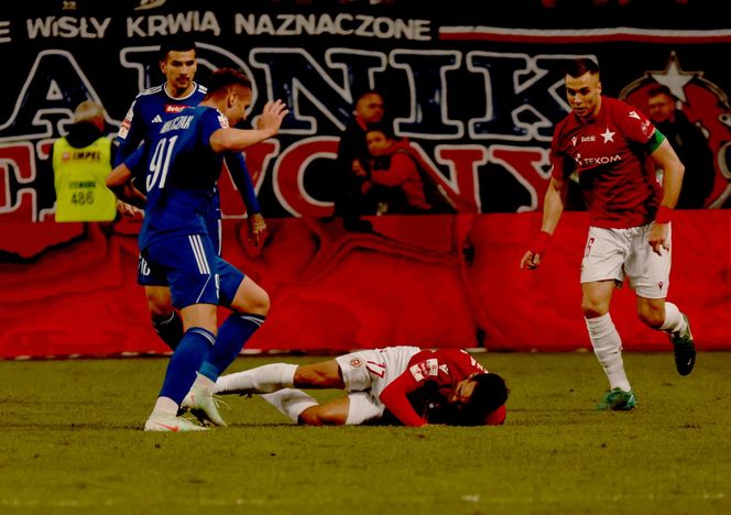 Rafał Mikulec w spotkaniu z Miedzią Legnica nabawił się bardzo groźnie wyglądającej kontuzji. Zawodnik długo opatrywany był na murawie, skąd zabrała do karetka