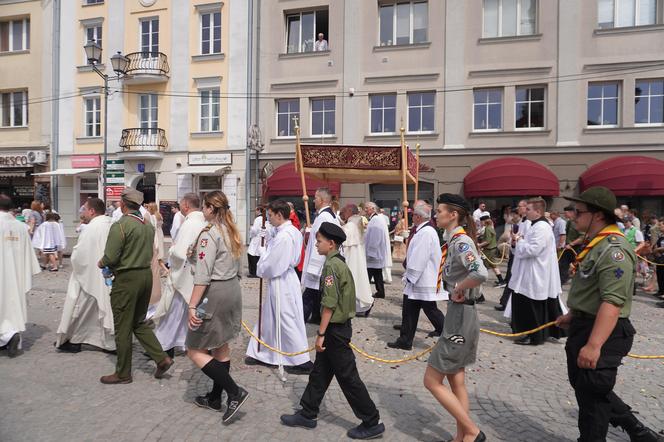 Boże Ciało 2024. Tłumy wiernych przeszły w procesji ulicami Białegostoku