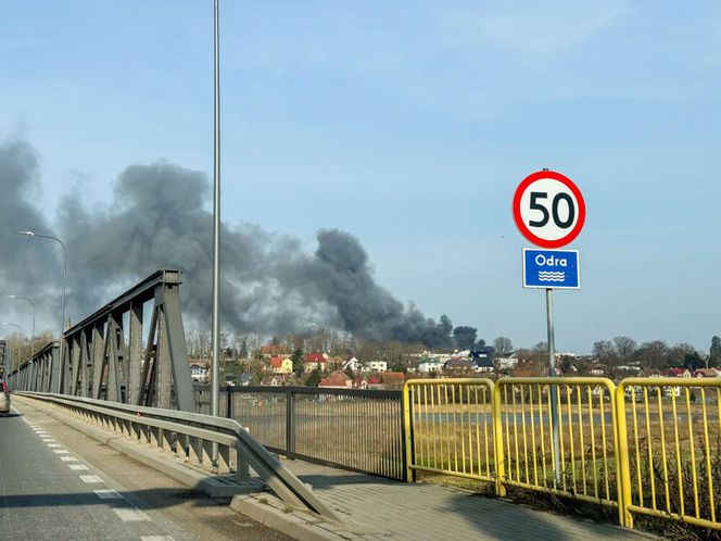 Ogromny pożar pod Zieloną Górą! Płonie hala firmy DBW. Jest pilny apel do mieszkańców