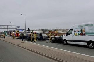 Karambol pod Warszawą! 5 pojazdów rozbitych, są ranni. Na miejscu lądował śmigłowiec ratunkowy