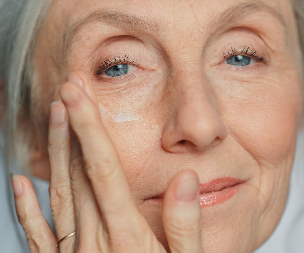 Ta maść z apteki za 10 zł działa jak żelazko na zmarszczki. Przetestowało ją  tysiące Polek