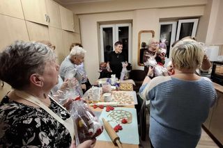 Międzypokoleniowe pieczenie pierników w PCK w Kaliszu