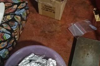 Naćpani wychowywali dziecko na melinie. Obok zabawek stosy narkotyków!