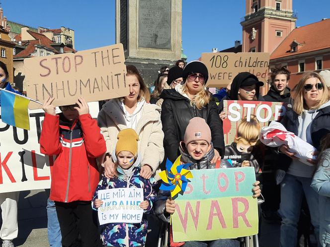 "Świecie, pomóż naszym dzieciom". Protest matek z Ukrainy przeszedł przez Warszawę