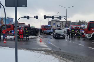 Wypadek w centrum Białegostoku. Karetka przewróciła się na skrzyżowaniu [ZDJĘCIA, WIDEO]