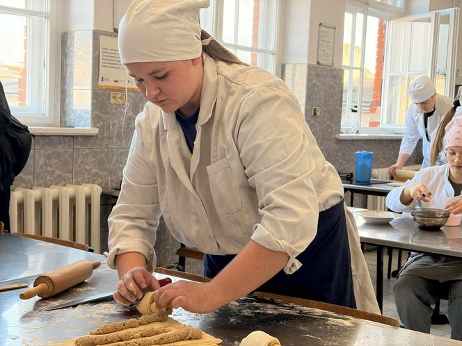 Uczniowie grudziądzkiego "Gastronomika" przygotowali rogale na Św. Marcina