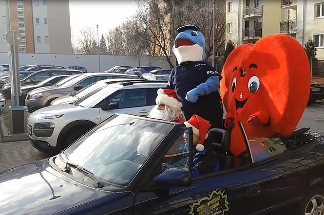 Święty Mikołaj w kabriolecie na ulicach Bydgoszczy! Przyjechał do chorych dzieci