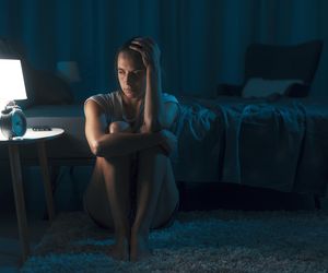 Nocna hiperhydroza to groźny objaw. Może wskazywać nawet na raka