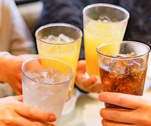 Uszkodzą szkliwo i żołądek, spowodują tycie? Jak naprawdę działają napoje gazowane