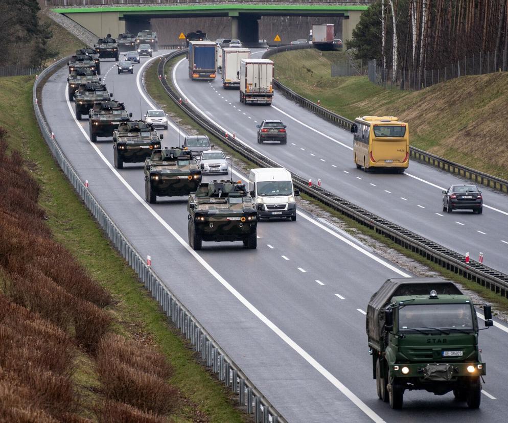 Kolumny pojazdów wojskowych na polskich drogach. „Zachowajmy szczególną ostrożność” 