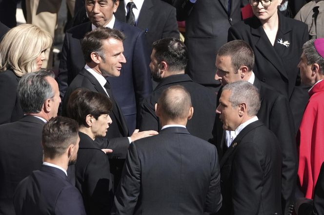 Trump i Zełenski złamali zasady na pogrzebie Franciszka