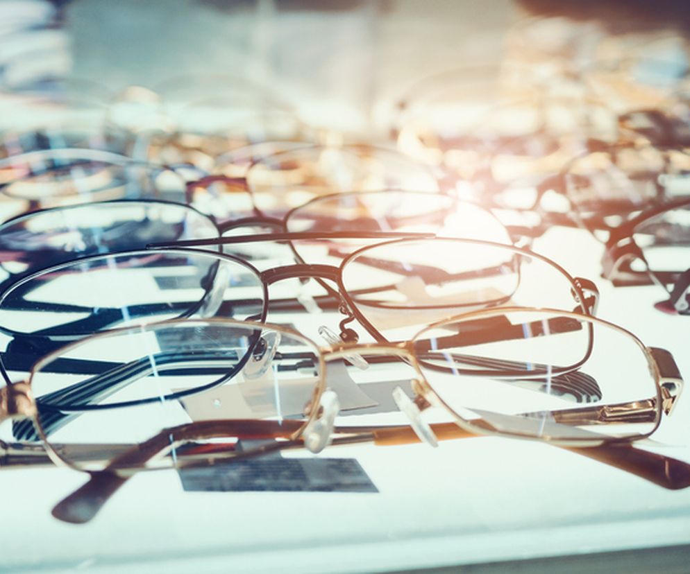 Gotowe okulary: tak czy nie? Ekspert wyjaśnia, czy okulary kupione w sklepie szkodzą oczom