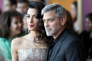  George i Amal Clooney z rodziną W KOŃCU wrócili nad jezioro Como. Mieli ku temu ważny powód