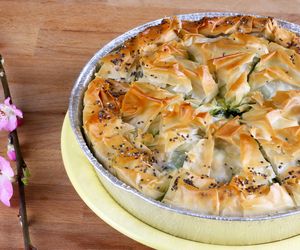 grecka tarta ze szpinakiem, ciasto filo ze szpinakiem, spinakopita