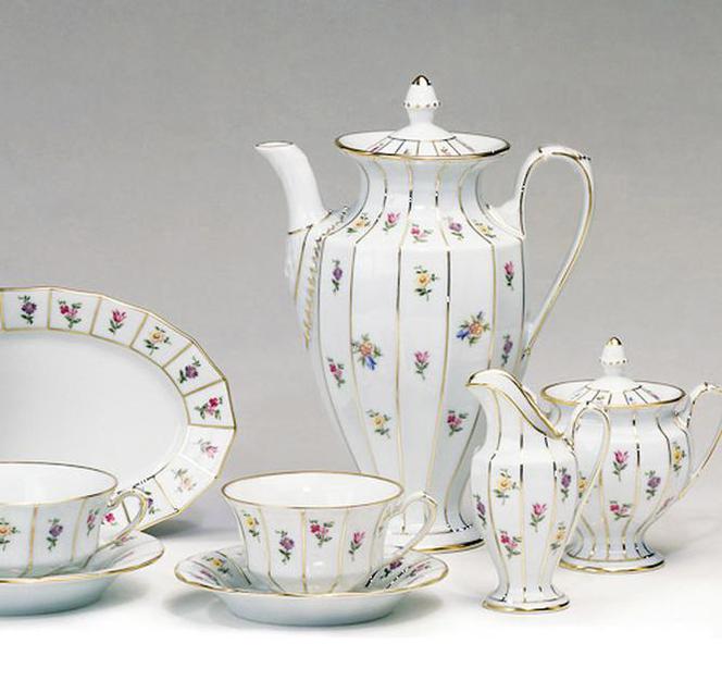 Porcelana Furstenberg. Biedermeierowski serwis Grecque w stylowej dekoracji kwiatowej Mille Fleurs.