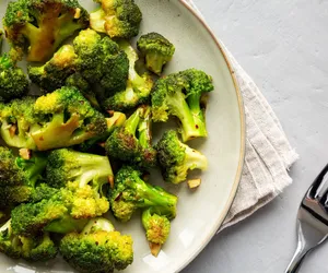 Brokuły smażone z kokosem i cebulą. Wyrazista przekąska na ciepło