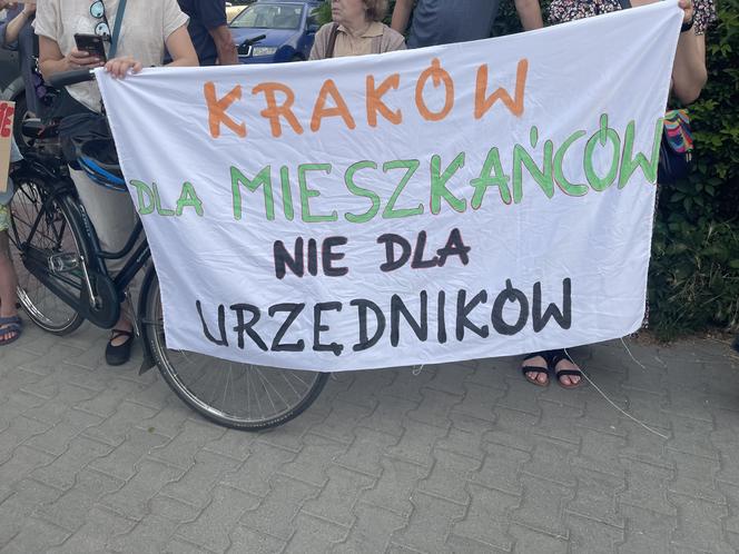 Protest mieszkańców przeciwko wycince drzew pod budowę linii tramwajowej do Mistrzejowic.