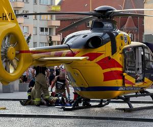 Mężczyzna nagle zasłabł i upadł. Ratownicy stoczyli heroiczną walkę o jego życie