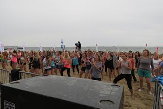 Niedzielny maraton zumby na plaży w Brzeźnie