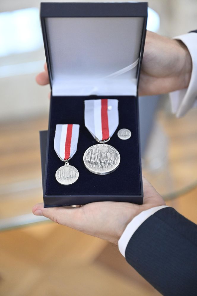 Dziennikarka "Super Expressu" Izabela Kraj odznaczona medalem "Dumni z Powstańców"