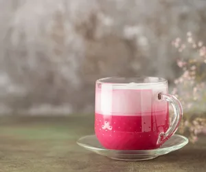 Latte z burakiem to nowy hit z Instagrama. Zachwyca smakiem i wyglądem