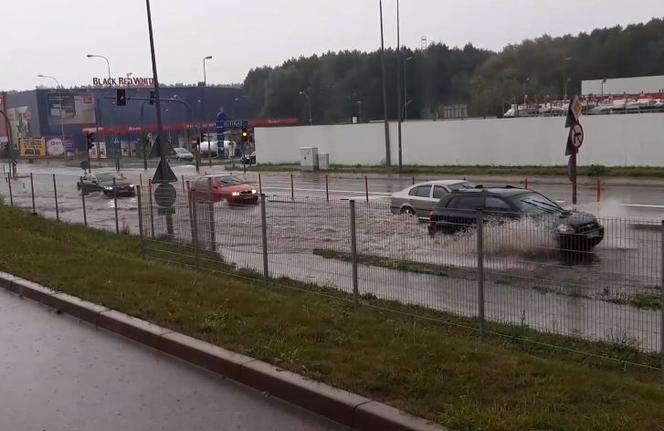 Burza w Białymstoku [30.08-31.08] Ulice jak rzeki. Auta gubiły tablice rejestracyjne [ZDJĘCIA, WIDEO]