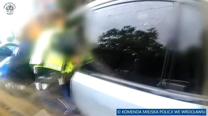 Wrocław. Policjanci rozbili szybę i siłą wyciągnęli 45-latkę z BMW. Nie chciała wysiąść [ZDJĘCIA].