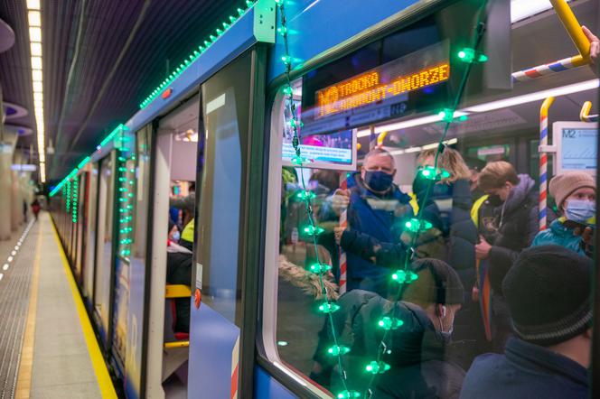 Świąteczne metro, choinka i ozdoby - tak wygląda podświetlona Warszawa 2021! [GALERIA]