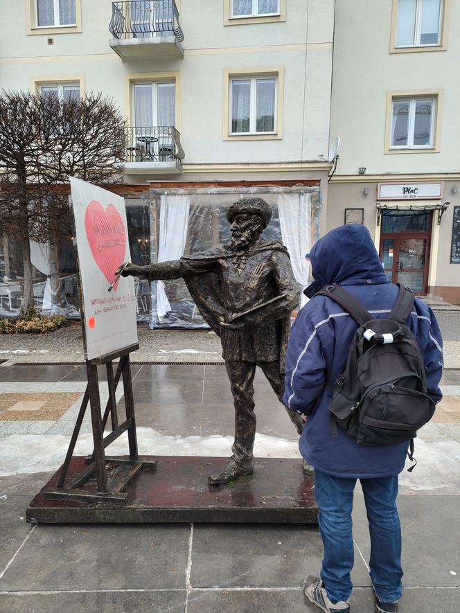 Walentynkowa rzeźba na Placu Artystów w Kielcach