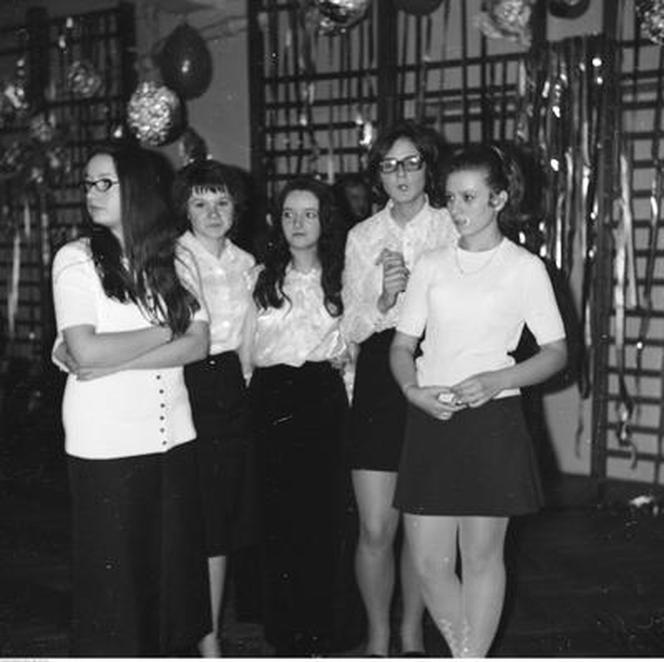 Białe bluzki i czarne spódnice. Tak w czasach PRL-u wyglądały studniówki!