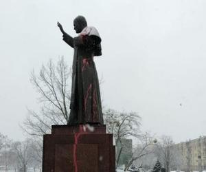 Pomnik Jana Pawła II w Stalowej Woli oblany czerwoną substancją 