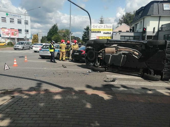 Kolizja na Sokołowskiej w Siedlcach. Jedno auto przewróciło się na bok