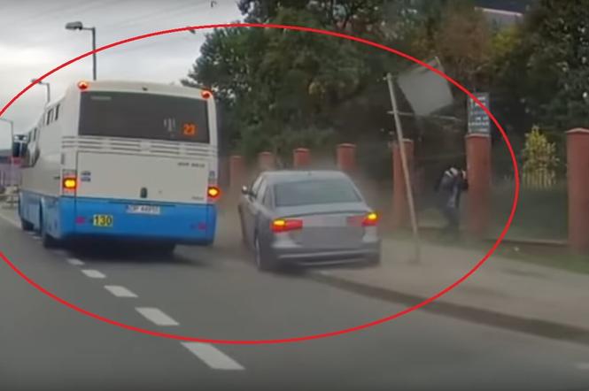 Co on zrobił? Bardzo dziwna kolizja w Katowicach. Kierowca Audi chciał wyprzedzić autobus i uderzył w latarnię [WIDEO]