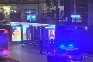 Para połasiła się na tabliczkę 69 na przystanku