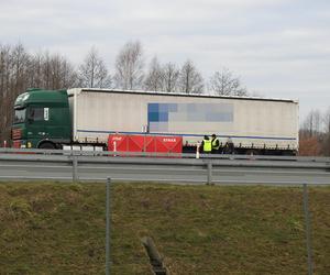 Horror na S17. Kierowca ciężarówki zginął pod kołami drugiej ciężarówki