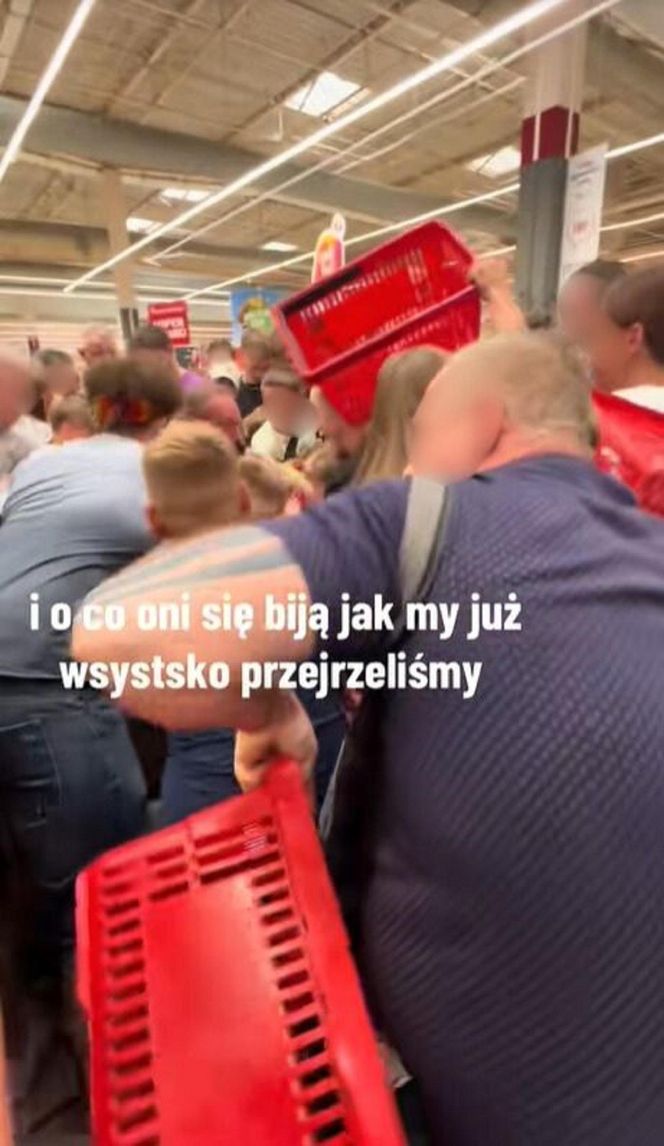 Dantejskie sceny w hipermarkecie Auchan. Klienci wyrywali sobie pudełka z rąk. Jest nagranie