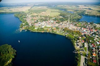 Piękne jezioro i znany festiwal muzyczny. To miasto jest świetne na letni urlop