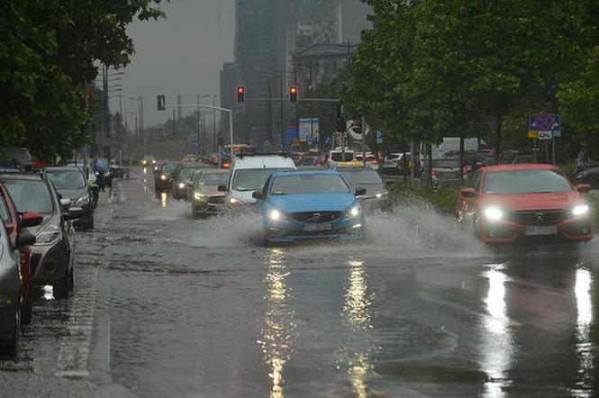Deszcz na Śląsku zbiera śmiertelne żniwo. Samochód porwała woda! Mężczyzna utonął