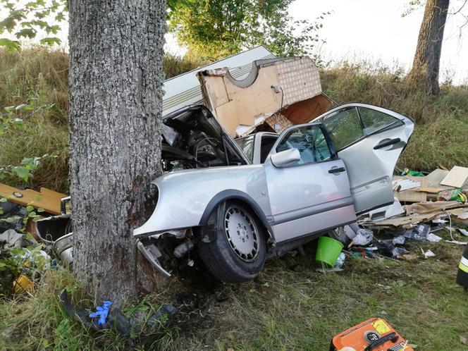 Śmiertelny wypadek auta z przyczepą kempingową w powiecie braniewskim. Nie żyje 35-latek