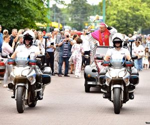 Policja czuwała, gdy tłumy kierowców święciły pojazdy