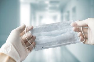 Bolą cię uszy od noszenia maski? Zobacz, jak sobie radzą pielęgniarki