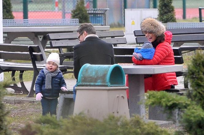 Anna Mucha i Marcel Sora na spacerze z dziećmi