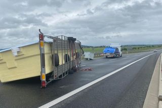 Groźny zdarzenie na S3 Przewróciła się laweta przewożąca basen [zdjęcia] 