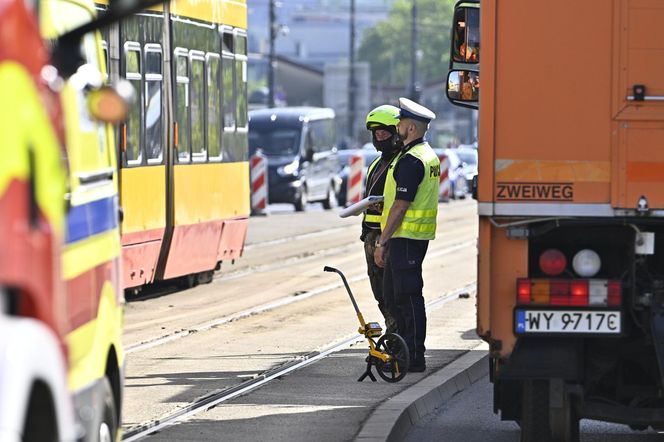 Zderzenie tramwajów w centrum Warszawy. 13 osób rannych, ruch tramwajowy wstrzymany