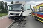 Zderzenie osobówki i ciężarówki w Dąbrówce-Ług. Jest jedna osoba poszkodowana