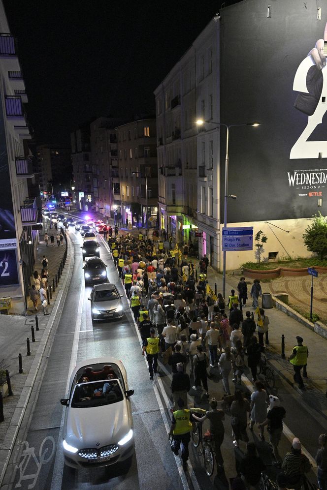 Przeszli przez Warszawę w piżamach i kapciach. Krzyczeli "Chcemy spać!"