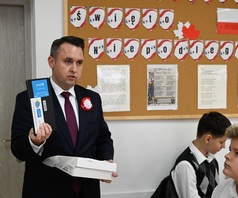 Setki tabletów od UNICEF-u trafi do szkół w Białymstoku! Mają wesprzeć uczniów z Polski i Ukrainy