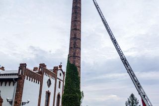 Bocian wpadł do 24-metrowego komina. Strażacy ratowali go 3 godziny [ZDJĘCIA]. 